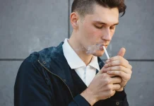 Apa Betul Bekas Asap Rokok yang Menempel di Baju Berbahaya bagi Bayi