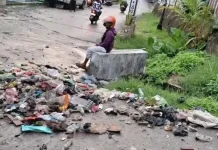 Warga keluhkan sampah plastik meluber saat hujan Fakfak