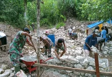Babinsa Fakfak Karya Bakti Bersama Warga Wurkendik