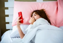 Bahaya Langsung Cek HP setelah Bangun