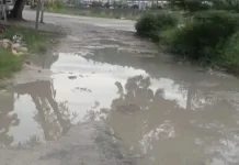 Warga Keluhkan Jalan Rusak Jadi Kolam saat Hujan