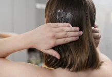 Atasi Rambut Kering Mengembang dengan Shampo Pelurus