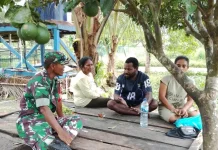 Babinsa Tomage Pererat Hubungan Melalui Komsos Bersama Warga