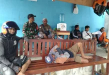 Babinsa Fakfak Jalin Komsos Bersama Pengemudi Ojek