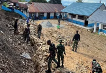 Prajurit Kodim Fakfak Laksanakan Karya Bakti di SMP YPK