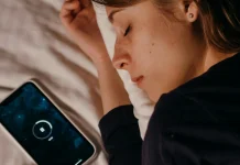 Kebiasaan Tidur Dekat HP Bisa jadi Sedang Merusak Sel Otakmu Secara Perlahan