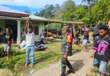 Babinsa Bantu Warga Dirikan Tenda Rumah Duka
