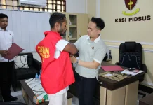 Kejari Fakfak Tahan Tersangka Dugaan Korupsi Dana Kampung Nembukteb