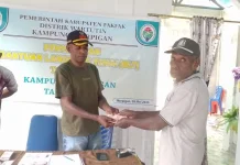 Aparat Kampung Werpigan Salurkan BLT Kepada Lima Belas Warga