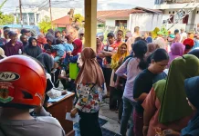 Warga Wagom Padati Kantor Kelurahan Terima Bantuan Pangan