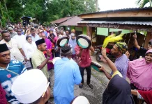 Tabuhan Hadrah Remaja Masjid Sambut Rombongan Uskup di Kampung Sekru