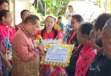 Pemkab Fakfak Serahkan Hibah untuk Jemaat Galilea Torea