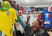 Demam Piala Dunia, Jersey Brazil Laris di Fakfak