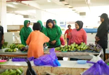 Ketua Persit KCK Daerah XVIII/Kasuari  Apresiasi Pedagang Lokal Pasar Thumburuni