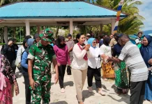 Ketua Persit KCK Daerah XVIII/Kasuari Nikmati Keindahan Pantai Wambar Fakfak
