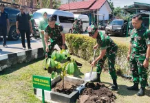 Kunjungi Kodim 1803/Fakfak Pangdam Kasuari Serahkan Bantuan dan Tanam Pohon