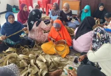 DP3AP2KB Fakfak Gelar Pelatihan Anyaman Tas Tomang