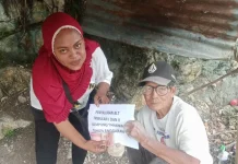 RT Tanama Antar BLT Langsung Kepada Penerima Manfaat