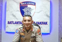 Kasat Lantas Polres Fakfak Tegaskan Pentingnya Penggunaan Helm saat Berkendara