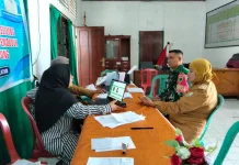 Babinsa Koramil Fakfak Dampingi Layanan Keliling Dukcapil di Fakfak Selatan