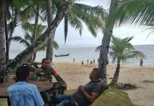 Komsos di Kampung Wambar, Babinsa Dorong Kebersihan Dukung Wisata Pantai