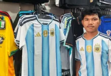 Antusiasme Warga Fakfak Dongkrak Penjualan Jersey Argentina