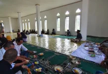 Warga Antusias Ikuti Tradisi Masigit Magh Masjid Nur Thalip