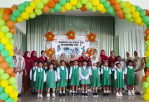 Kelompok Bermain Kartika Fakfak Gelar Pentas Seni dan Penyematan Siswa