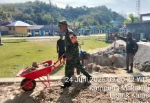 Babinsa dan Warga Gotong Royong Bangun Fondasi Balai Kampung