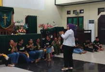 Kunjungi Kontingen Pesparawi Fakfak, Nurwidayati Samaun Dahlan Beri Motivasi
