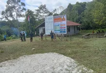 Babinsa Koramil Fakfak Bersama Warga Ciptakan Lingkungan Kampung Bersih dan Asri