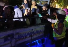 Cegah Kecelakaan, Satlantas Polres Fakfak Larang Warga Naik Bak Mobil Pikap