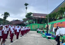 Babinsa Pimpin Apel Siswa Baru MTSN Fakfak Tanamkan Disiplin sejak Dini