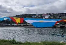 Pedagang Optimistis Bendera Tim Finalis Laris Terjual