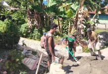 Babinsa Bersama Warga Gotong Royong Kerjakan Jalan Setapak Kampung Nemewikarya