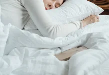 Enam Bantal Guling Terbaik untuk Tidur Nyeyak dan Berkualitas