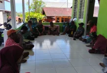 Babinsa Nemewikarya Bahas Peraturan Kampung Bersama Warga