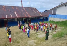 Babinsa Fakfak Latih PBB Siswa Baru Bangun Disiplin Nasionalisme