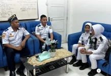 Dua Siswi SBT Belajar Operasional Pelabuhan Fakfak
