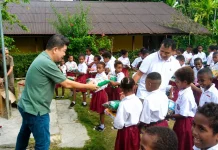 Bantuan Pendidikan Disalurkan kepada 140 Siswa YPPK di Paroki Santa Maria Merapi