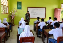 Babinsa Sosialisasikan Penerimaan Prajurit TNI-AD Kepada Siswa SMA Al Maarif
