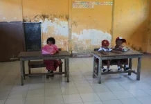 Josep Goenawan Sumbang 20 Set Meja dan Kursi untuk SD YPPK Mendopma