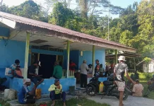 Babinsa Fakfak Timur Gotong Royong Sambut Kedatangan Tim Ekspedisi Patriot