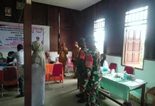 Babinsa Fakfak Timur Dampingi Pengobatan Gratis Warga Kampung Kwama