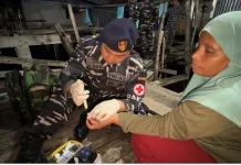 KRI Madidihang-855 Gelar Bakti Sosial, Warga Pesisir Fakfak Nikmati Layanan Gratis