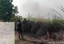 Babinsa Bersama Warga Padamkan Kebakaran Lahan Gambut di Kampung Wammar