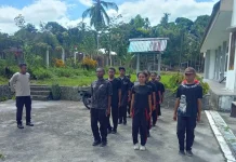 Babinsa dan Bhabinkamtibmas Latih Paskibra jelang HUT Kemerdekaan