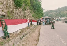 Koramil Fakfak Bersama PPM Bentangkan Bendera 300 Meter