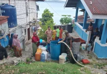 Kodim Fakfak Salurkan Air Bersih Bantu Warga Pariwari