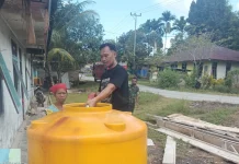 Dandim 1803/Fakfak Turun Langsung Salurkan Air Bersih untuk Warga